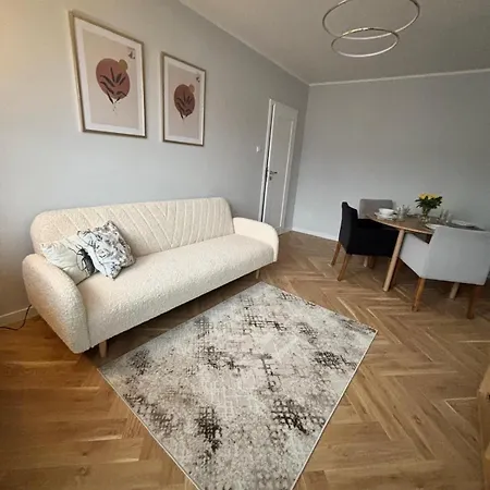 Golden Bay Derdowskiego 2 * Puck